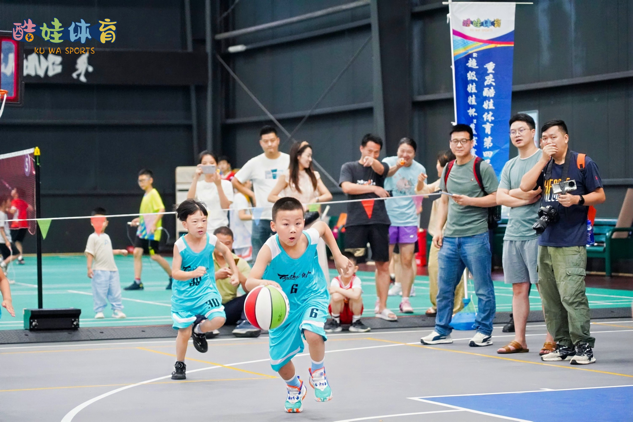 开云体育入口-全球球员在国际篮球场上大显身手