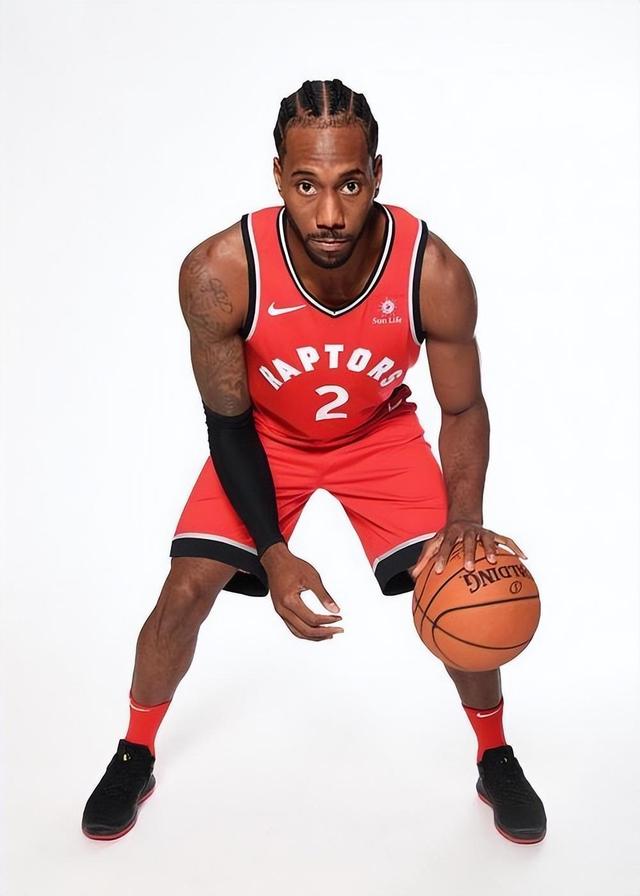 全球球员在国际篮球场上大显身手