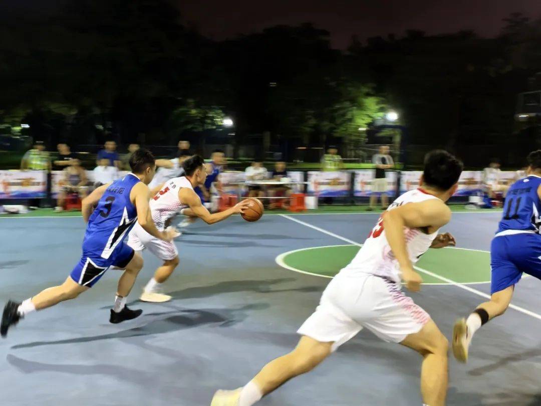 中美球队巅峰对决,双方争得难解难分 中美球队巅峰对决,双方争得难解难分