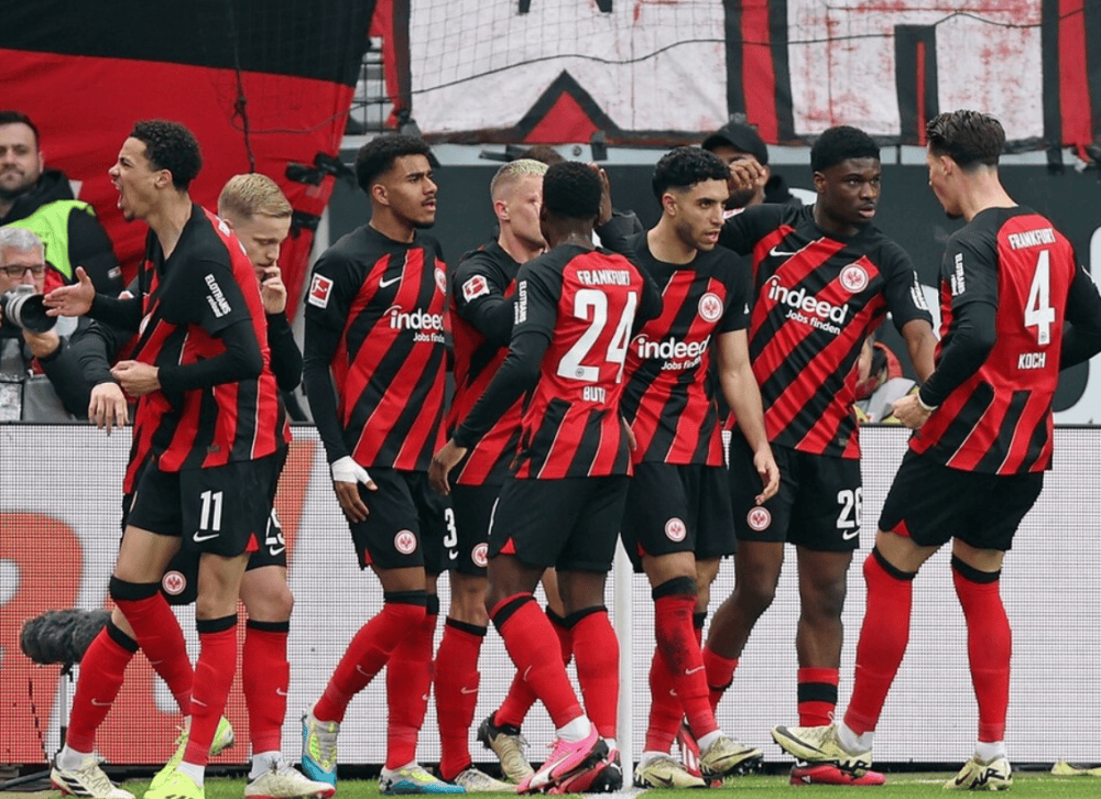 法兰克福队员奋力拼搏,取得胜利 法兰克福队员奋力拼搏,取得胜利