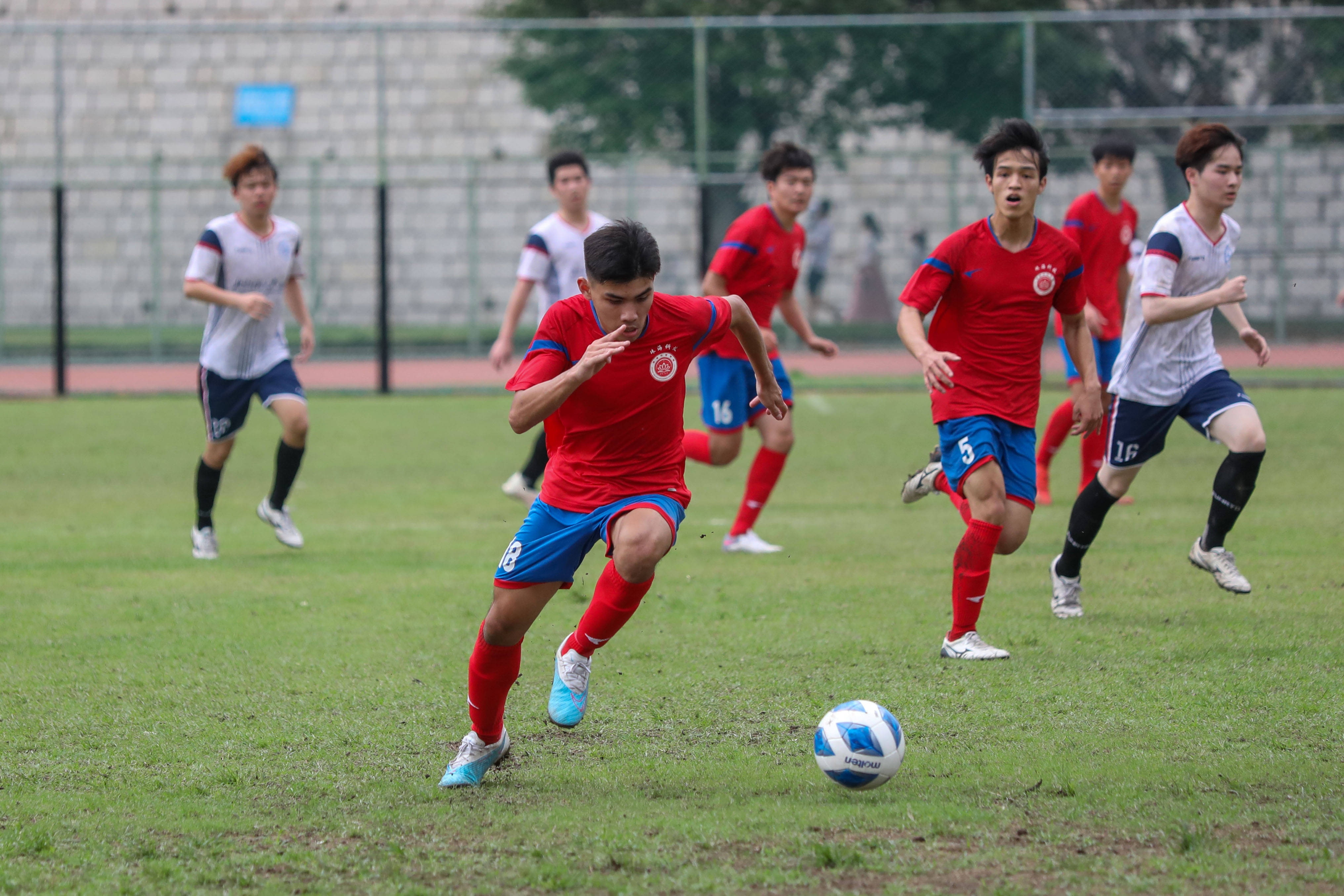 激烈的足球竞争将在本周末达到高潮的简单介绍