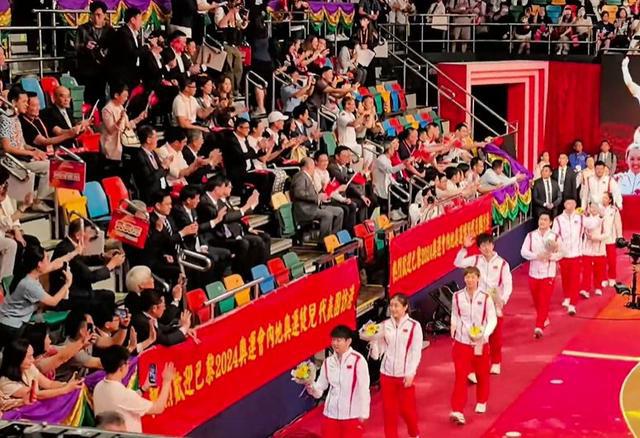 包含热门球队再获胜利,球员庆祝全场观众挥舞彩色气球的词条 包含热门球队再获胜利,球员庆祝全场观众挥舞彩色气球的词条