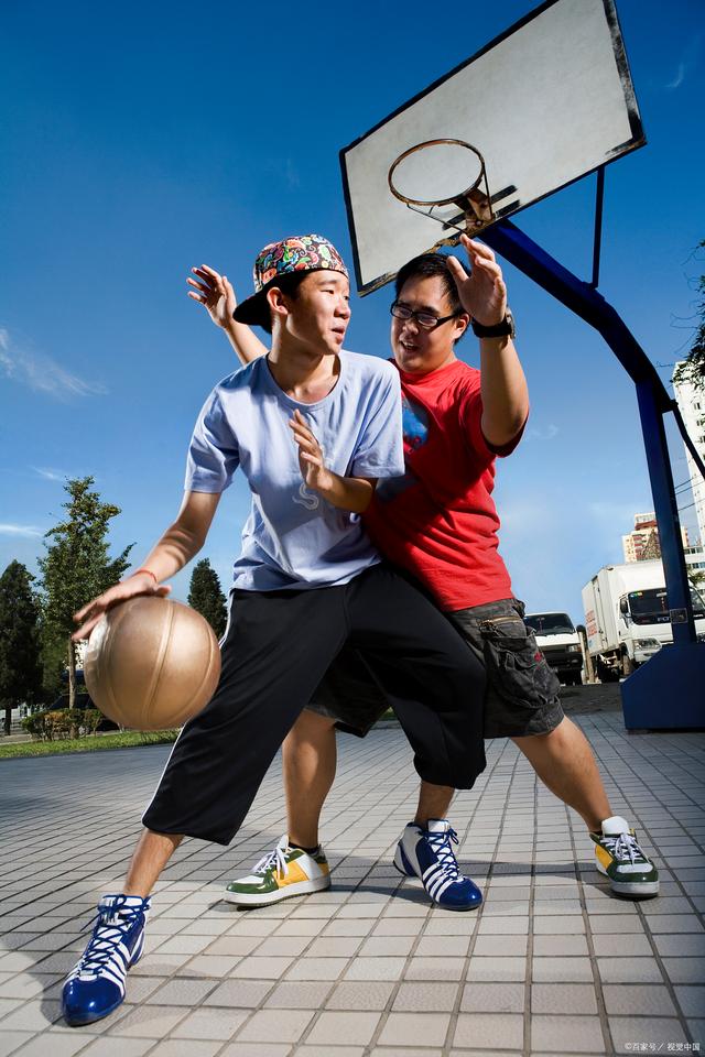 包含球场上的默契配合，篮球赛事精彩纷呈的词条