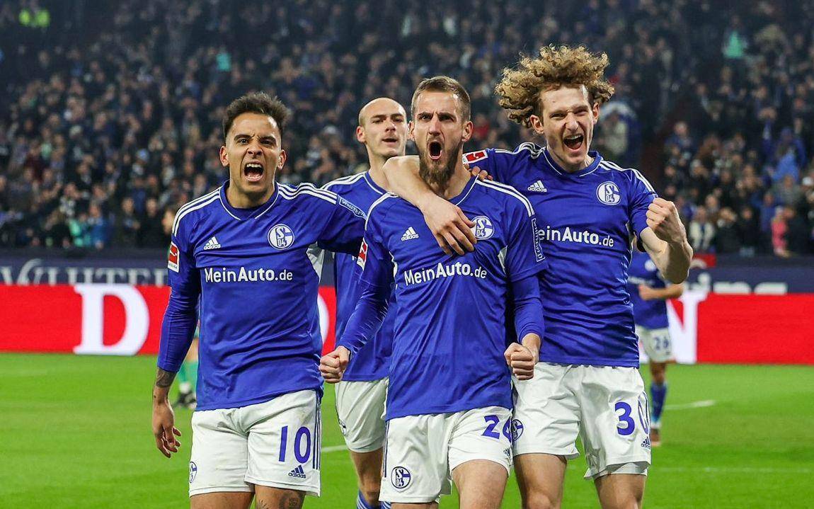 包含沃尔夫斯堡队在对抗沙尔克时力挫对手的词条