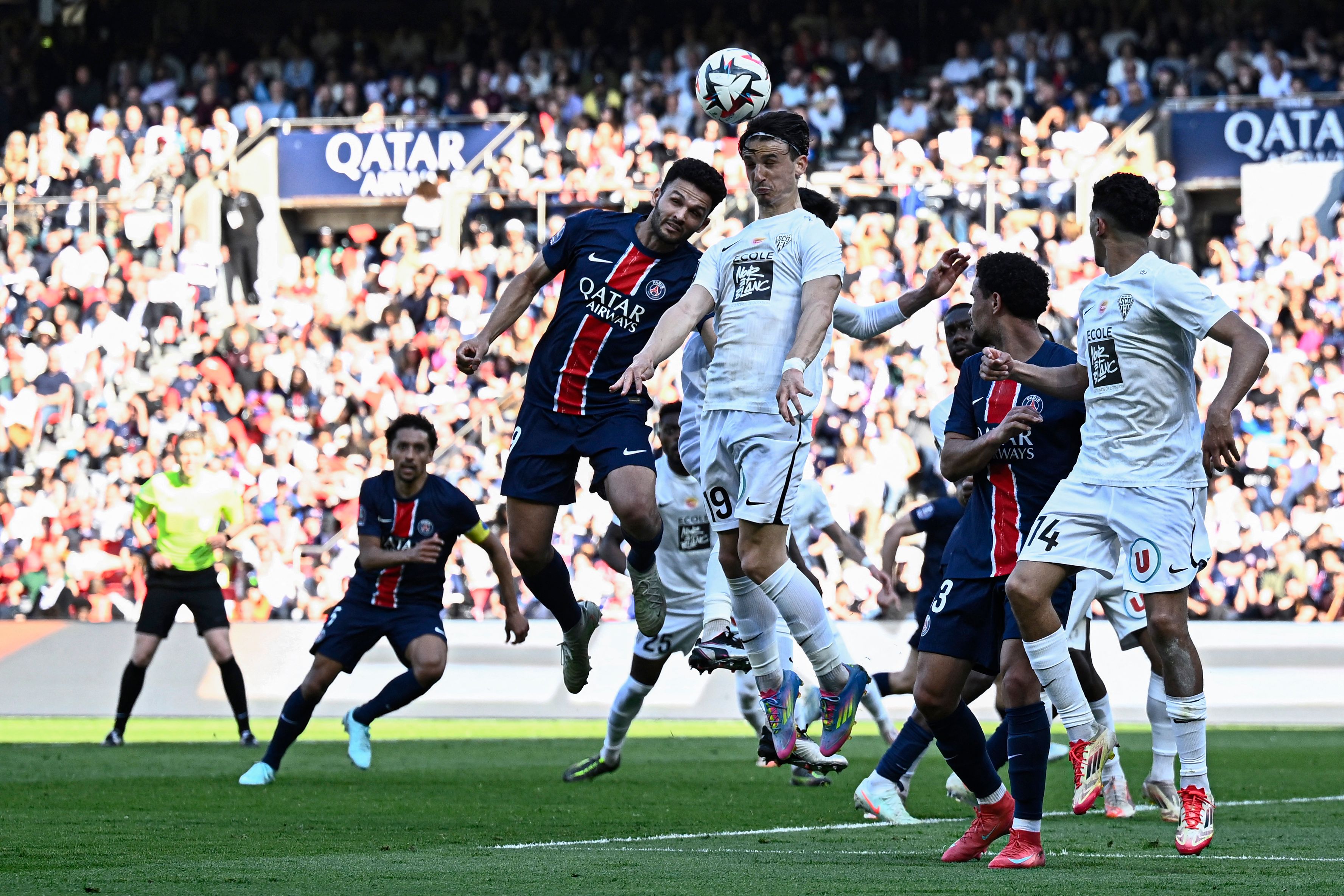 关于巴黎圣日耳曼连胜,稳坐法甲榜首宝座的信息 关于巴黎圣日耳曼连胜,稳坐法甲榜首宝座的信息