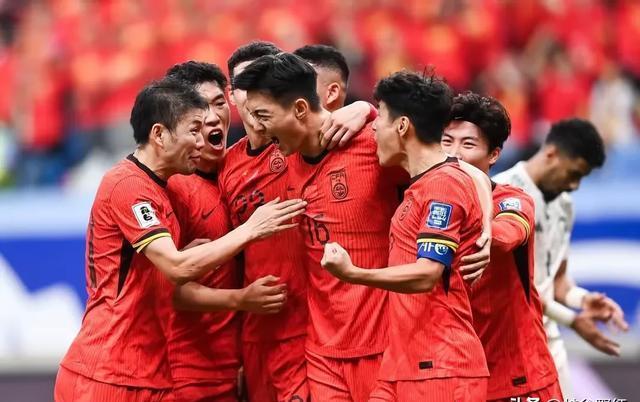 足球赛事氛围浓厚，球迷热情高涨的简单介绍