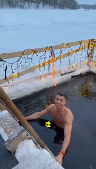 芬兰运动员在冰上表演项目中完美发挥 芬兰运动员在冰上表演项目中完美发挥