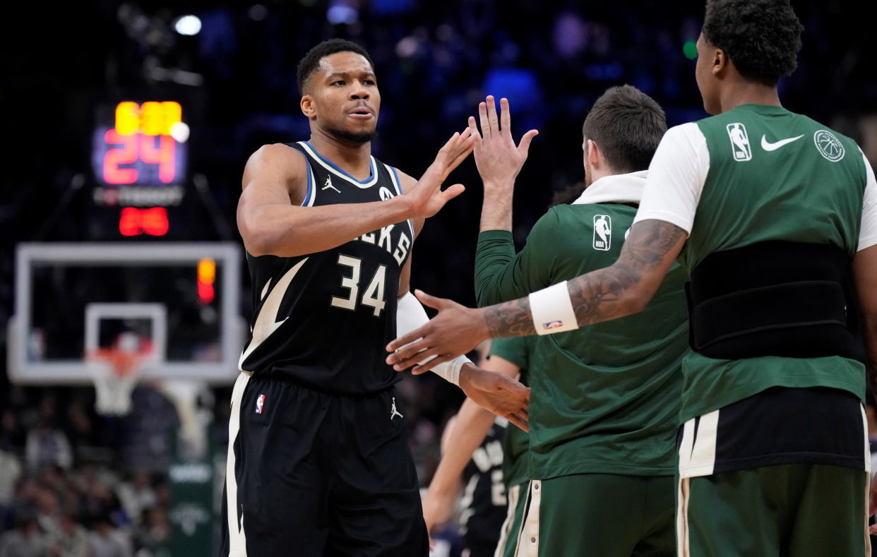 包含雄鹿豪取四连胜,字母哥一人独得分助队继续高歌猛进的词条 包含雄鹿豪取四连胜,字母哥一人独得分助队继续高歌猛进的词条