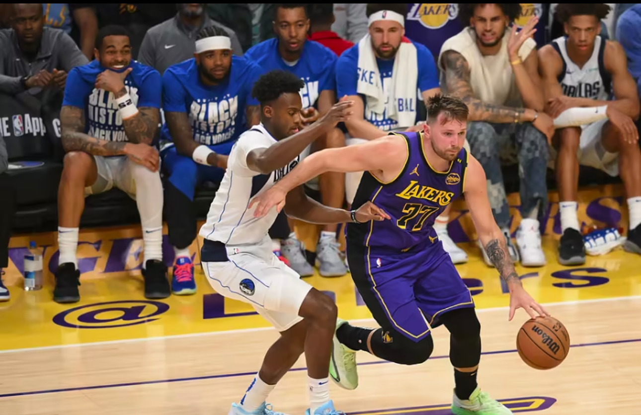 开云APP-湖人惊险击败独行侠，客场保持不败