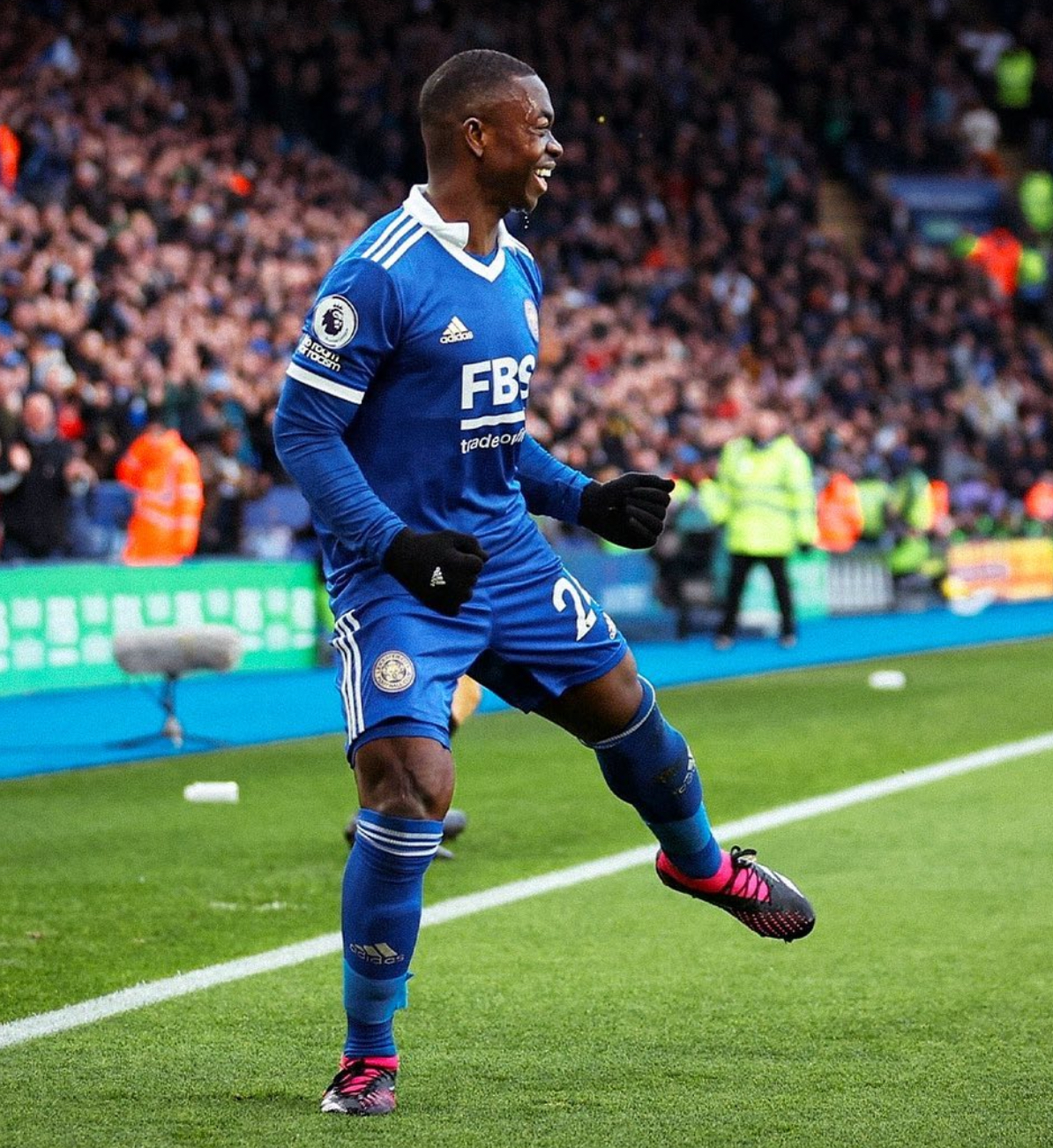 荷兰门将范迪克出色扑救稳定球门 荷兰门将范迪克出色扑救稳定球门