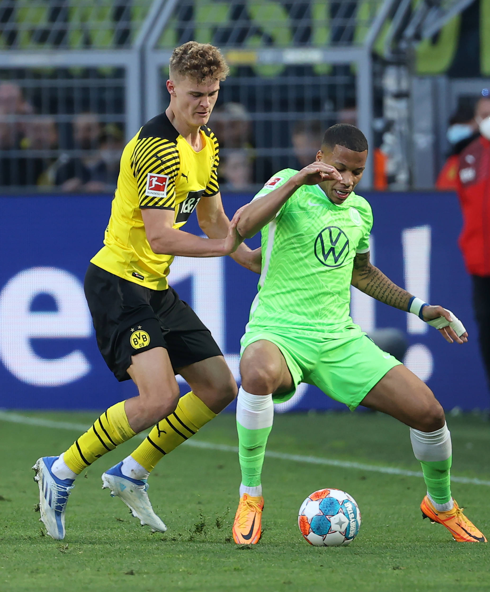 包含沃尔夫斯堡客场不敌弗赖堡，遭遇连败的词条