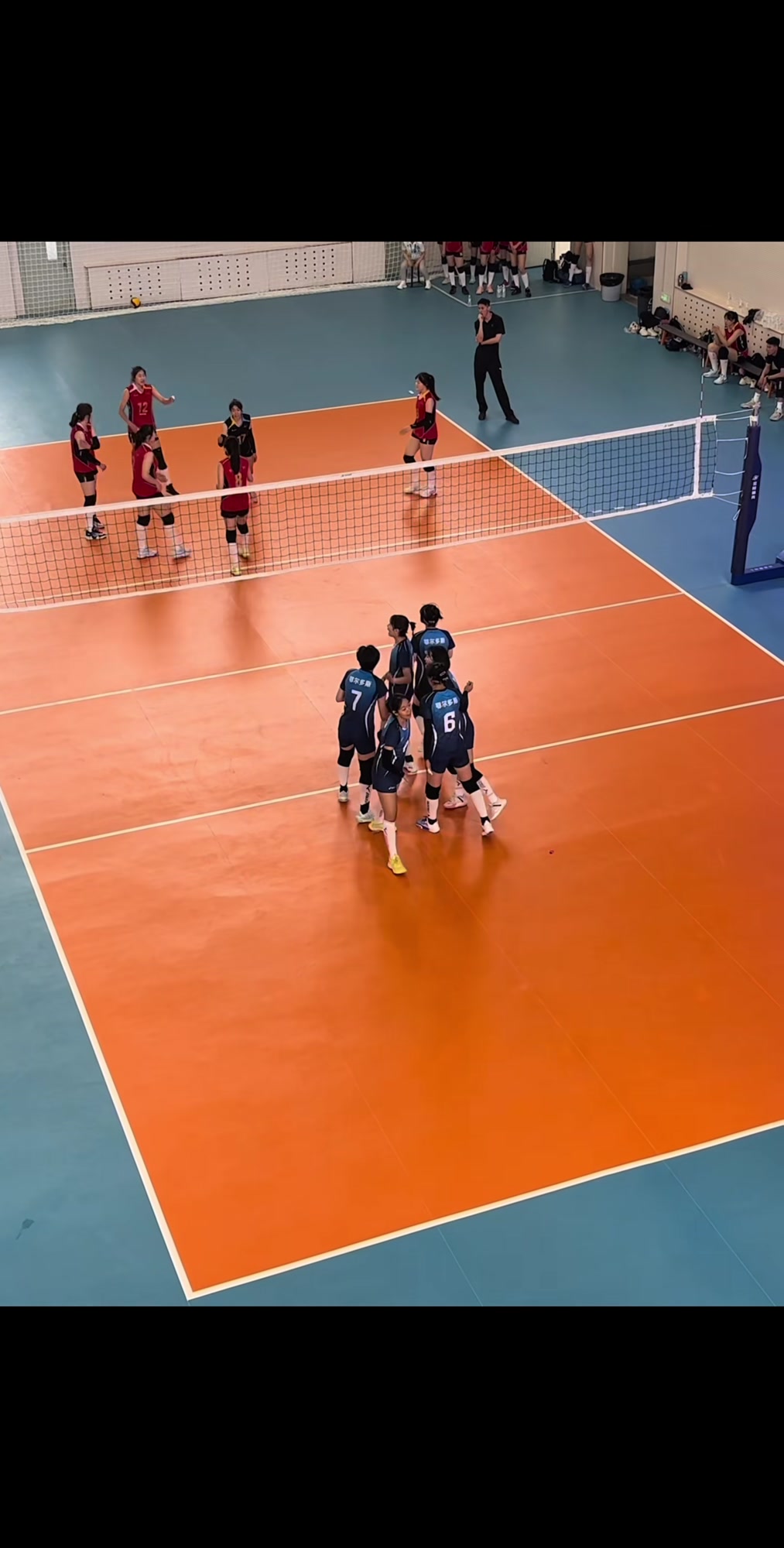 开云官网-紧张激烈的比赛展开，场面精彩纷呈