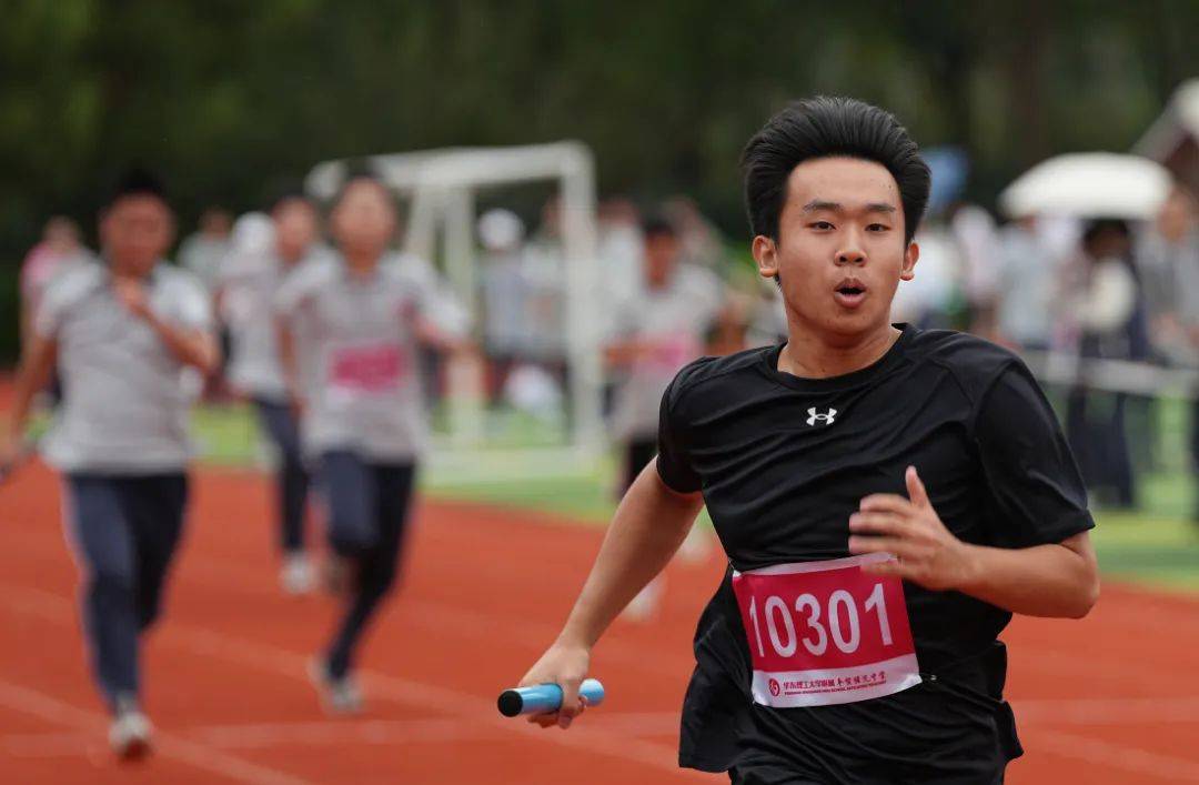 紧张激烈的比赛展开,场面精彩纷呈 紧张激烈的比赛展开,场面精彩纷呈