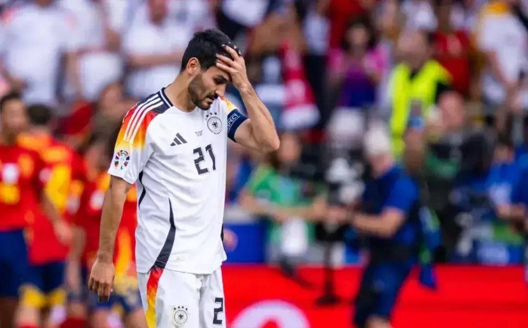 开云体育app-传奇球员退役仪式感人举行,球迷献花致敬的简单介绍