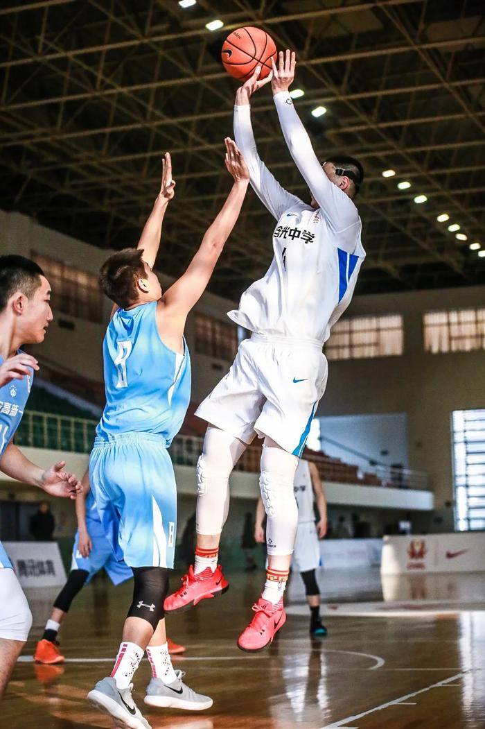 开云体育入口-包含激烈交锋!顶尖球队展开激烈战斗的词条