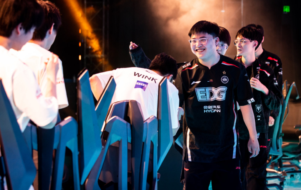 JDG力克EG，Uzi打出惊人五杀小组赛2:0（东京）