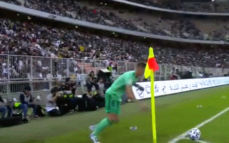 开云下载-射门技巧高超，率先获得进球