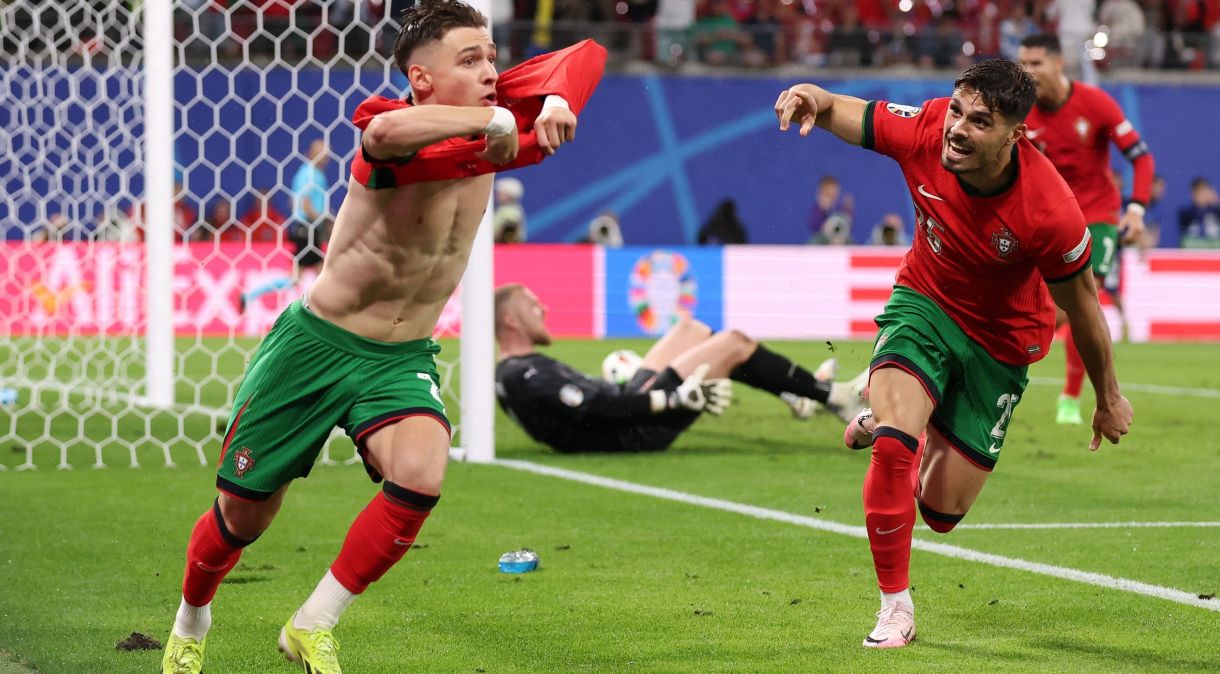 射门技巧高超，率先获得进球