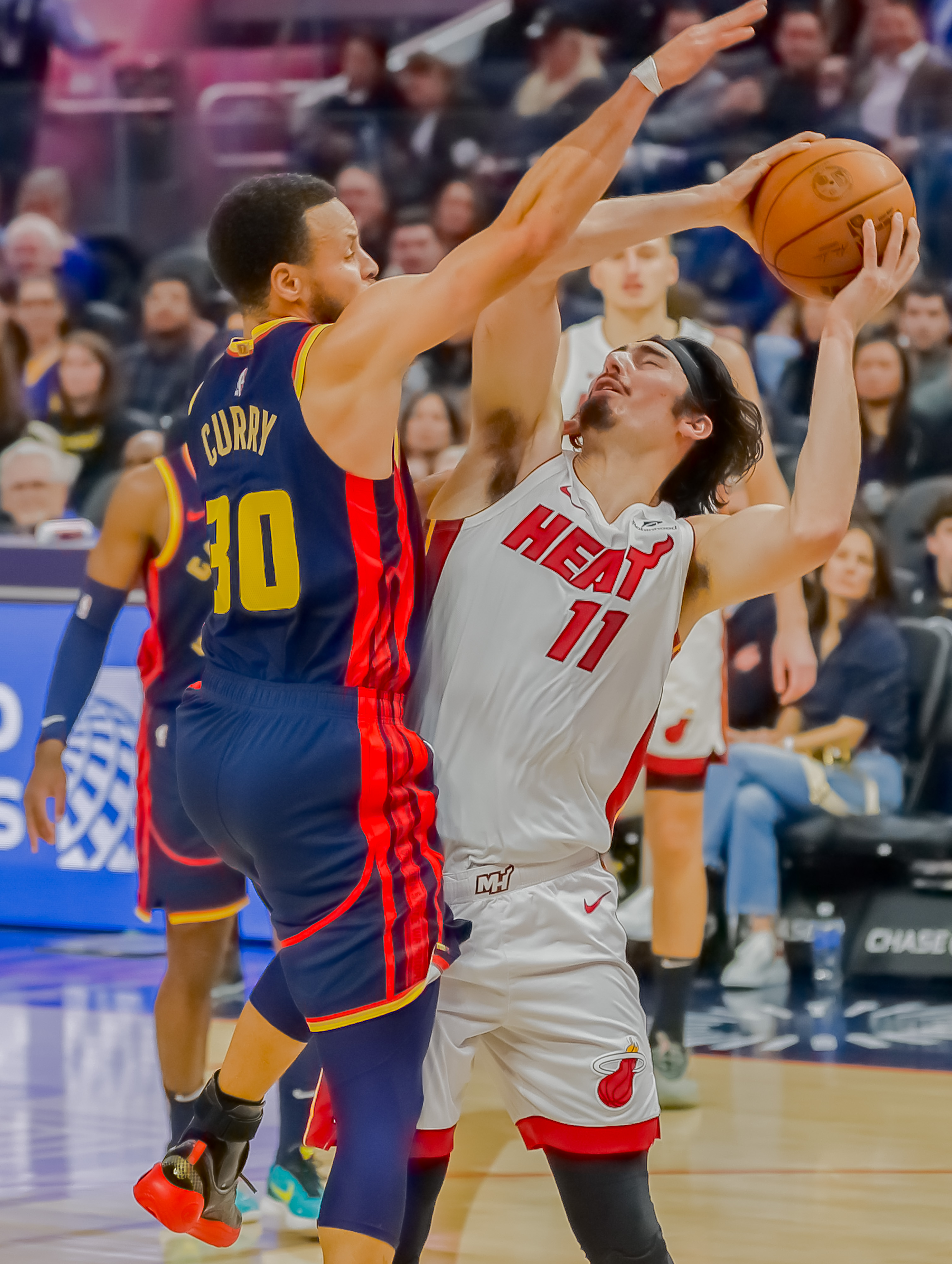 勇士客场力克热火,主场保持不败 勇士客场力克热火,主场保持不败