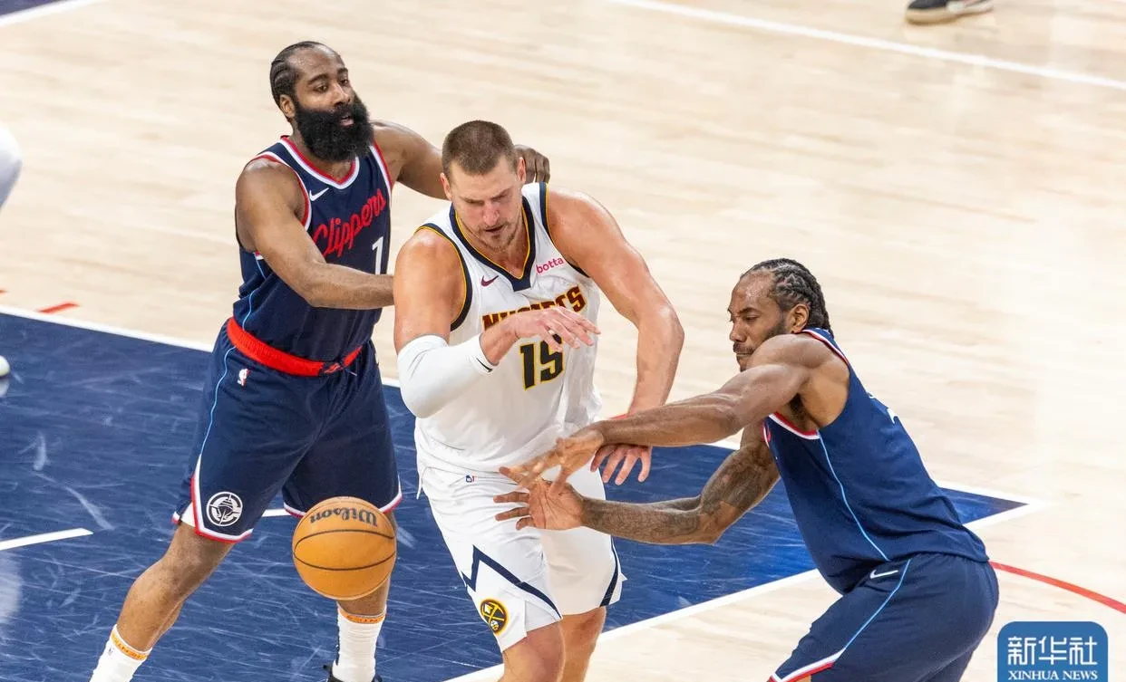 凯尔特人鏖战四川队，哈登带队取胜